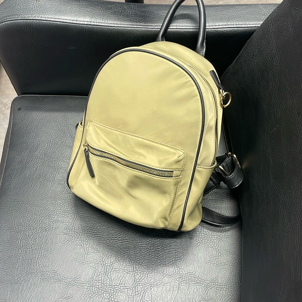 LIKE DREAMS. Unisex back pack.  Excellent condition. Beige color !!  Medium Size